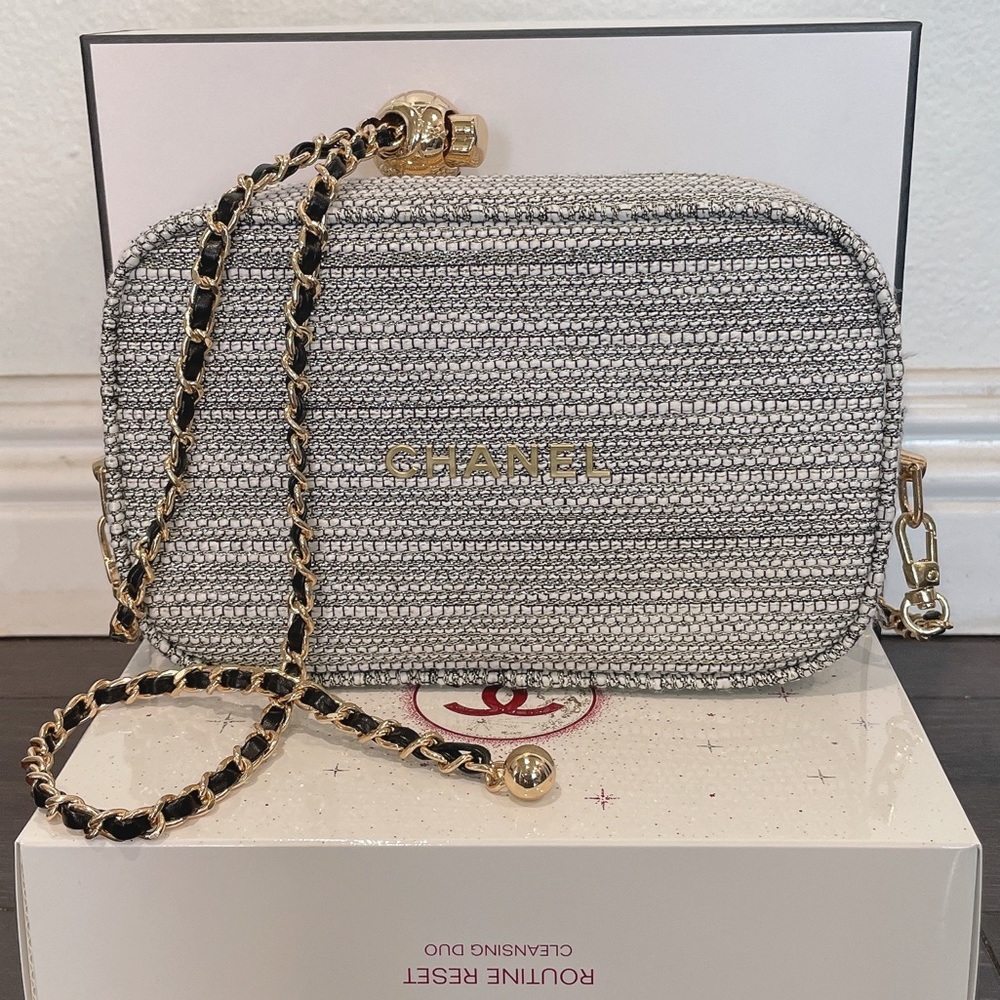 🦋SOLD🦋 Chanel Holiday Gift Pouch 2022